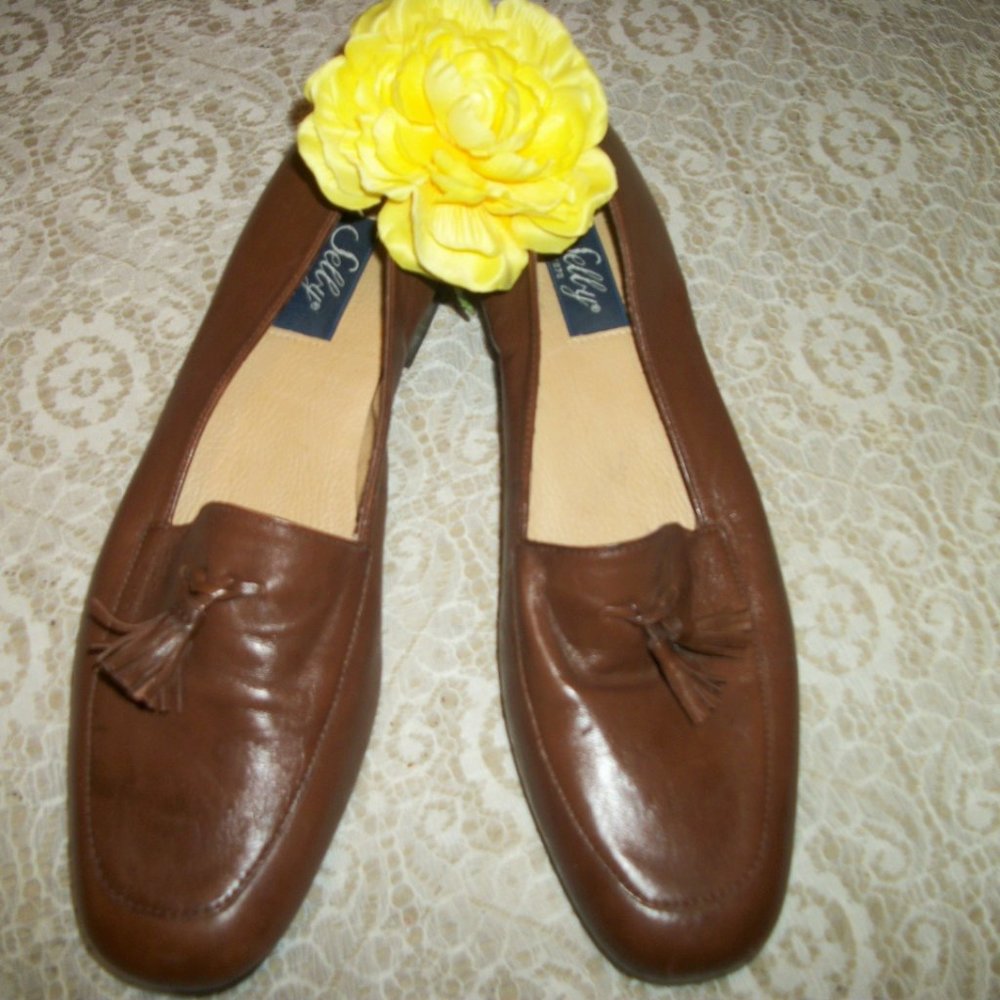 OLD MONEY  CLASSIC GIRL RICH GIRL SHELBY SWEET LEATHER  BRAZIL LOAFERS. 9 AA